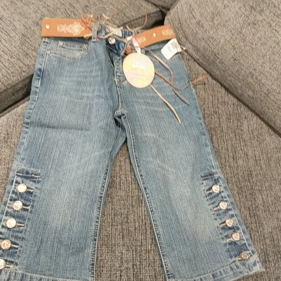 NWT Jean Capris with belt and embroidery - Picture 2 of 3